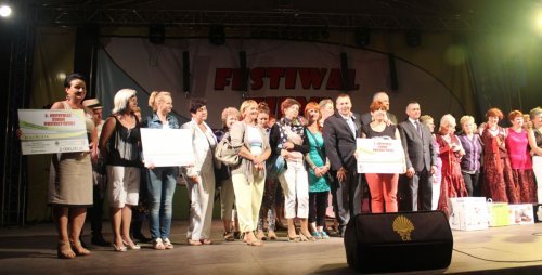 Wspólne zdjęcie wszystkich nagrodzonych w czasie 2. Festiwalu Ziemi Przemyskiej