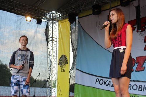 Paulina Grządziel i Mateusz Cap z Gimnazjum w Medyce zaśpiewali piosenkę 