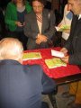Podpisywanie zeszytów poetyckich przez autora