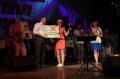 Bernadeta Golik, dyrektor Gminnego Ośrodka Kultury w Medyce odbiera nagrodę dla zwycięskiej gminy
